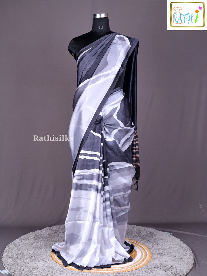 Modern Chic Black & White Abstract Print Synthetic Saree