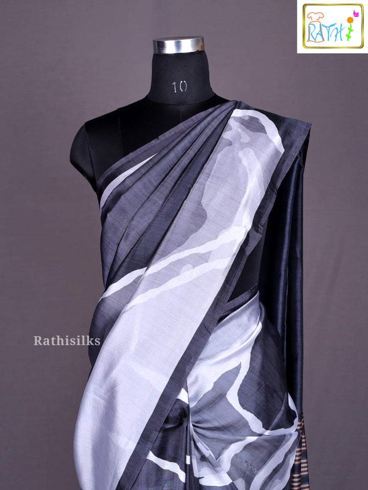 Modern Chic Black & White Abstract Print Synthetic Saree
